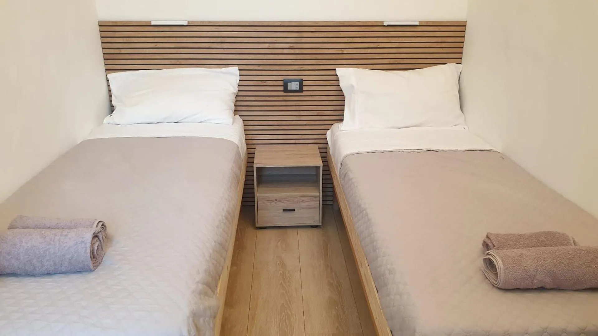 Your Lovely Home, Porta Venezia-1 Queen Bed, 3 Single Beds, 1 Sofa Bed- Milan 0*,