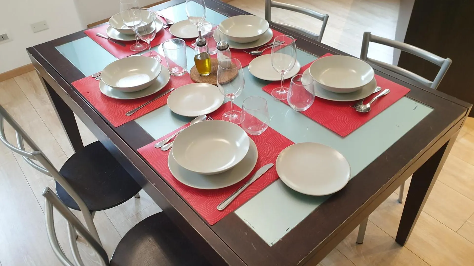 Your Lovely Home, Porta Venezia-1 Queen Bed, 3 Single Beds, 1 Sofa Bed- Milan 0*,  Italy