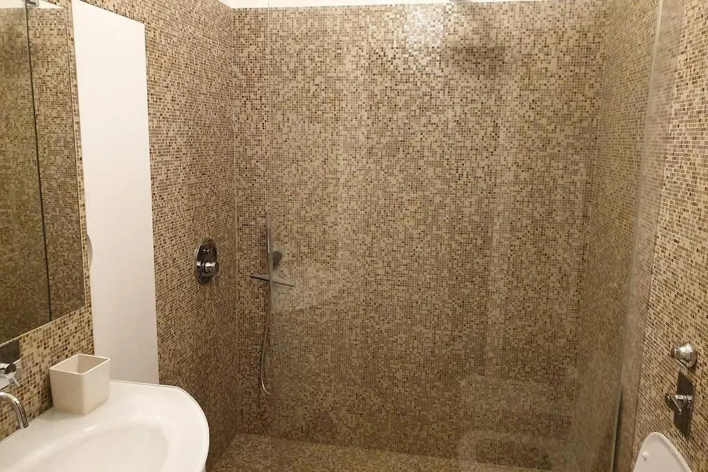 Your Lovely Home, Porta Venezia-1 Queen Bed, 3 Single Beds, 1 Sofa Bed- Milán 0*,  Italia