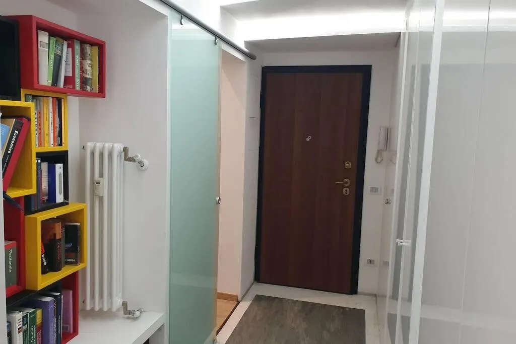Your Lovely Home, Porta Venezia-1 Queen Bed, 3 Single Beds, 1 Sofa Bed- Milán 0*,  Italia